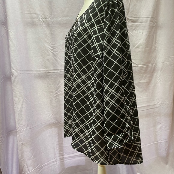 Black & White blouse - Picture 4 of 4